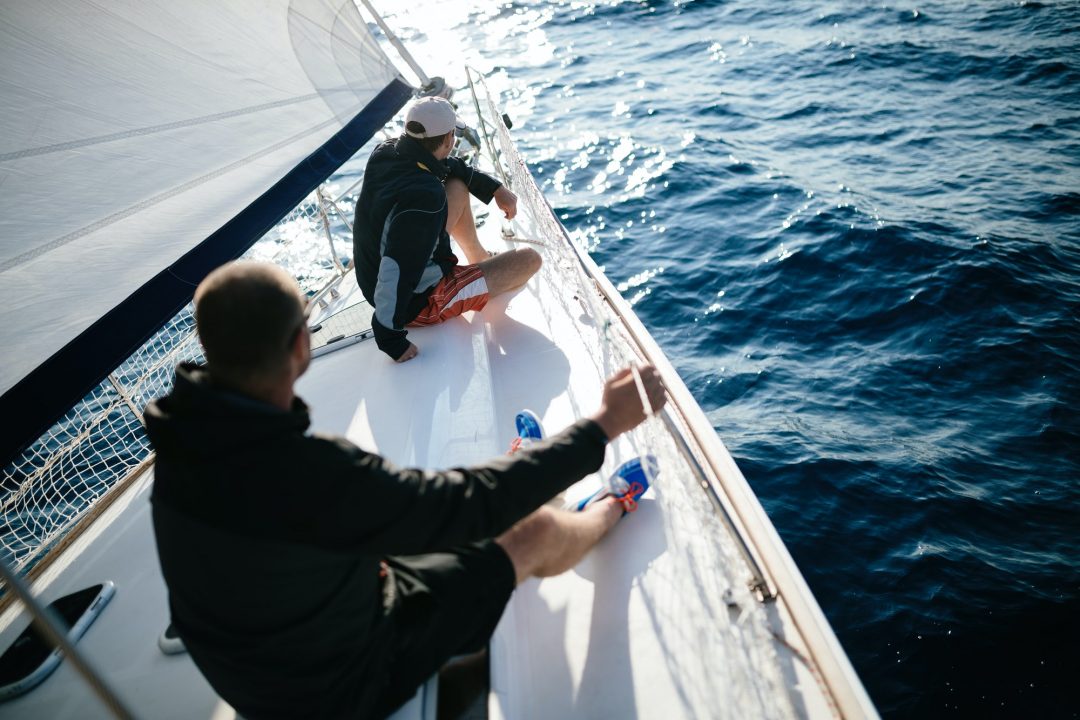 Inicio 8 handsome strong men sailing with their boat